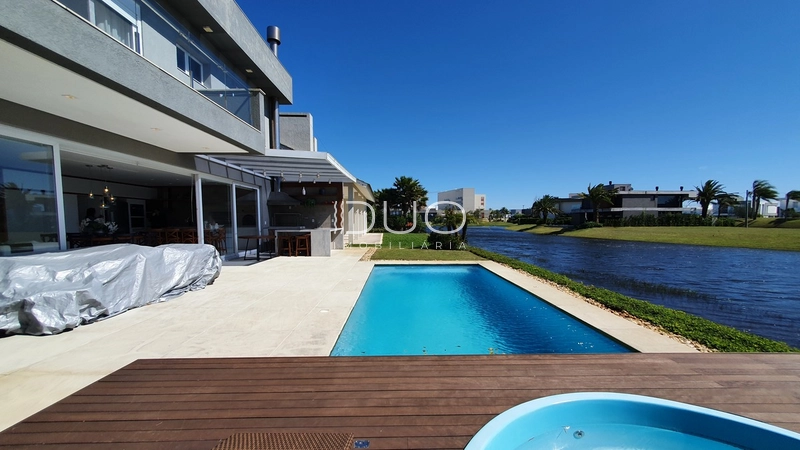 SOBRADO NO CONDOMÍNIO ENSEADA LAGOS EM XANGRI-LÁ