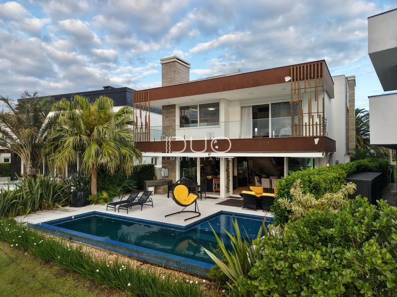 SOBRADO NO CONDOMÍNIO ENSEADA LAGOS EM XANGRI-LÁ