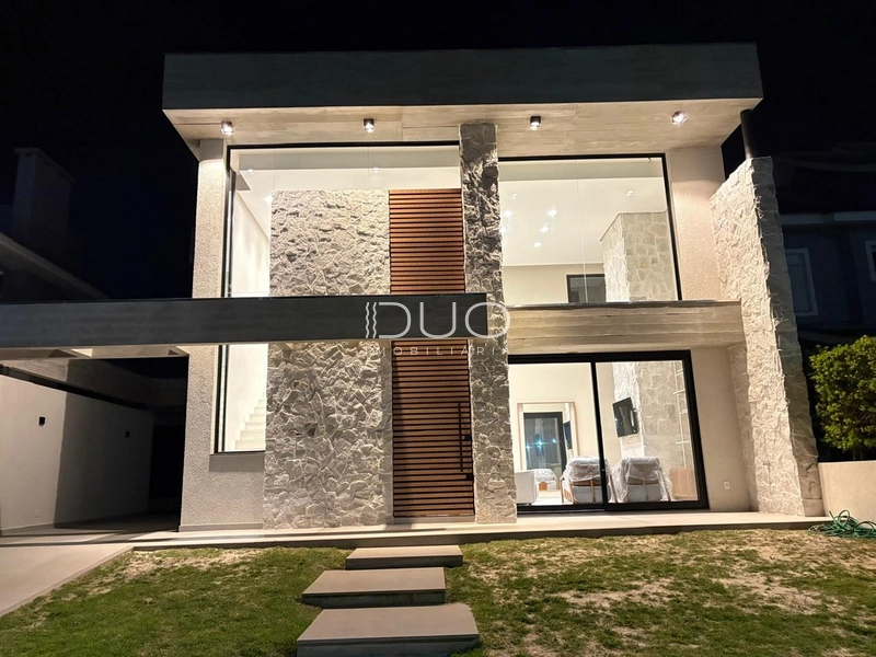 SOBRADO NO CONDOMÍNIO CONDADO DE CAPÃO