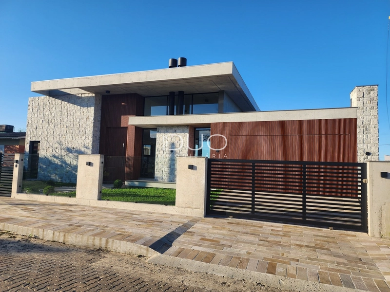 SOBRADO EM ATLÂNTIDA EM XANGRI-LÁ: 2ª foto da galeria de imagens do imóvel