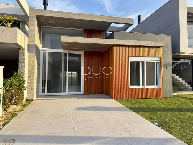 CASA COM 3 SUITES NO CONDOMÍNIO SUNSET