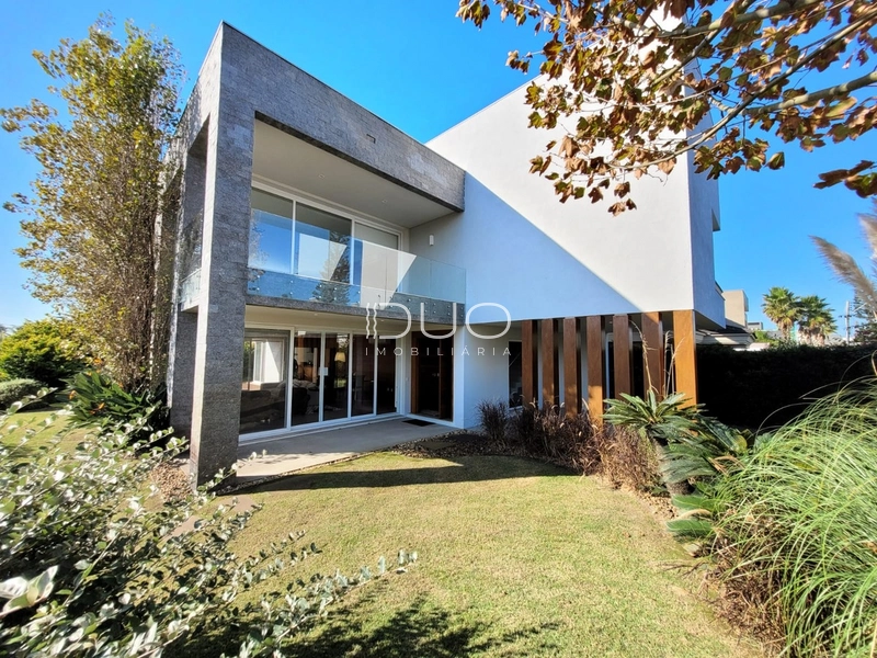 SOBRADO NO CONDOMÍNIO LA PLAGE EM XANGRI-LÁ