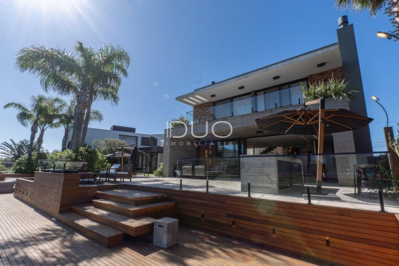 CASA COM 5 DORMITÓRIOS NO CONDOMÍNIO MALIBU