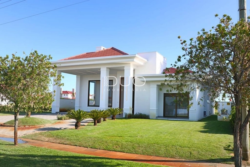 CASA COM 4 DORMITÓRIOS NO CONDOMÓNIO GREEN VILLAGE