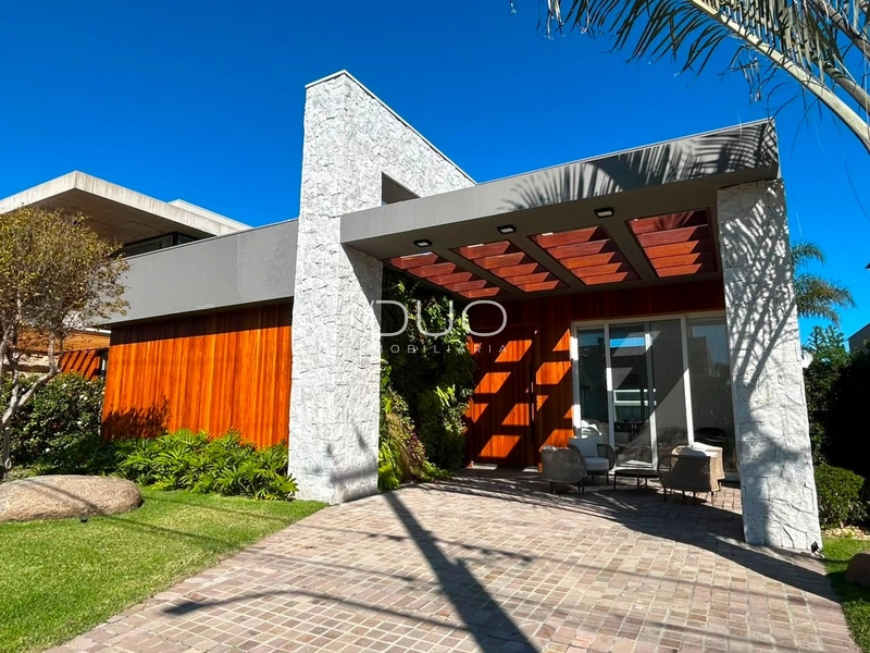 CASA COM 04 SUÍTES NO CONDOMÍNIO ENSEADA EM XANGRI-LÁ: 1ª foto da galeria de imagens do imóvel