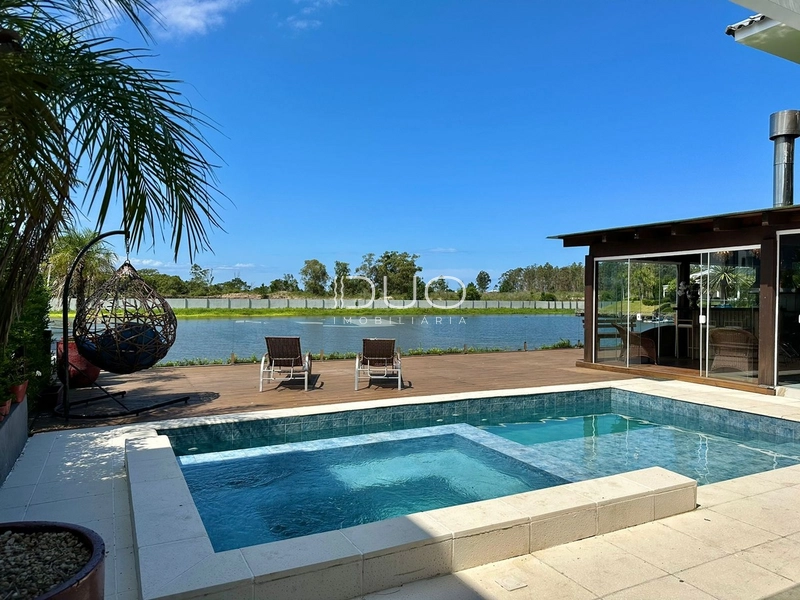 SOBRADO À BEIRA DA LAGOA