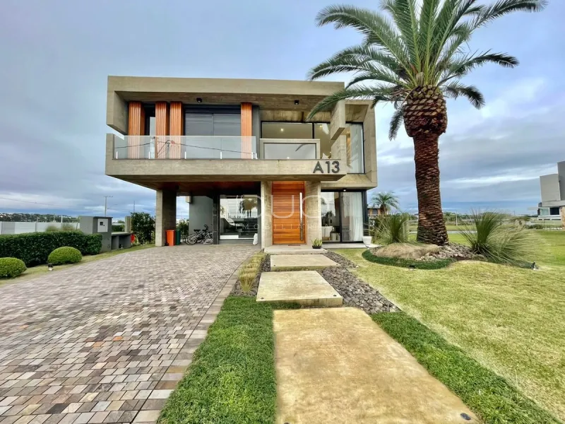 CASA NO CONDOMÍNIO SENSE EM XANGRI-LÁ: 1ª foto da galeria de imagens do imóvel
