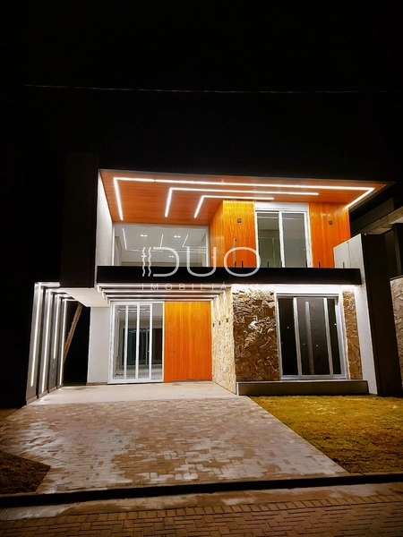 SOBRADO NO CONDOMÍNIO AMARE EM XANGRI-LÁ