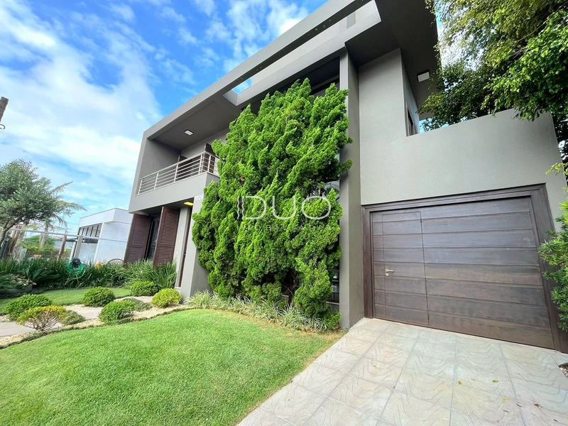 CASA EM XANGRI-LÁ: 2ª foto da galeria de imagens do imóvel