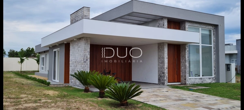 CASA NO CONDOMÍNIO COSTA SERENA EM CAPÃO DA CANOA.