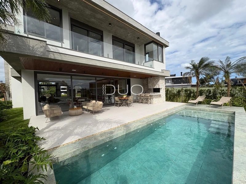 SOBRADO NO CONDOMÍNIO SENSE EM XANGRI-LÁ