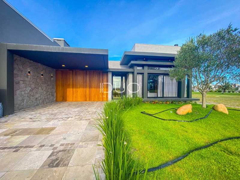CASA NO CONDOMÍNIO RIVIERA EM XANGRI-LÁ: 2ª foto da galeria de imagens do imóvel