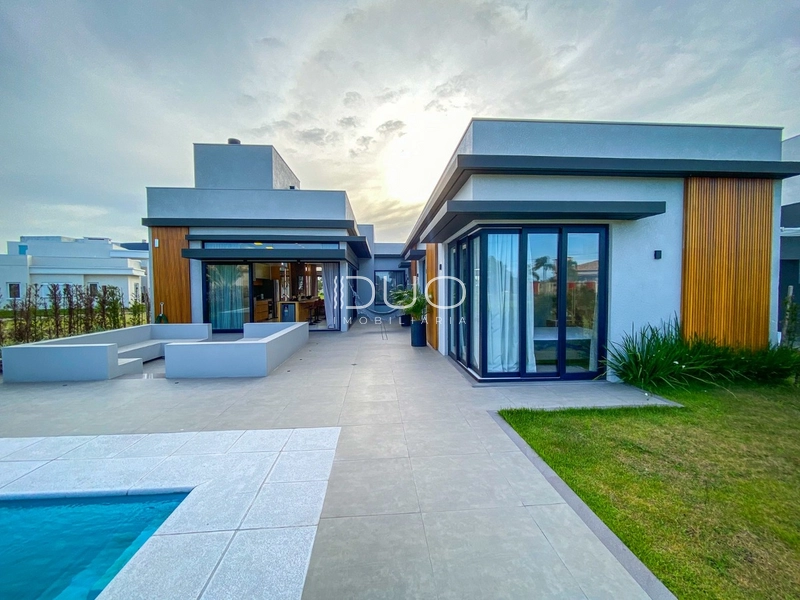 CASA NO CONDOMÍNIO RIVIERA EM XANGRI-LÁ: 1ª foto da galeria de imagens do imóvel
