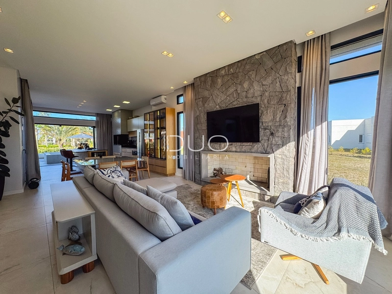 CASA NO CONDOMÍNIO RIVIERA EM XANGRI-LÁ: 4ª foto da galeria de imagens do imóvel