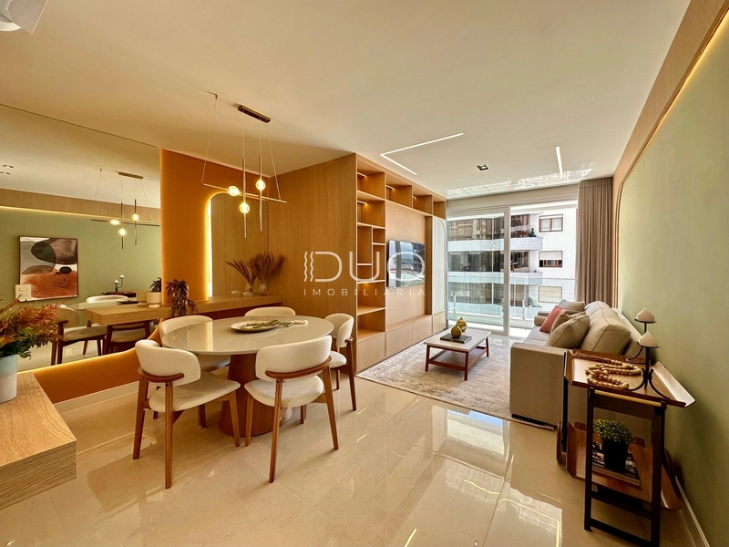 APARTAMENTO COM VARANDA FINAMENTE DECORADO