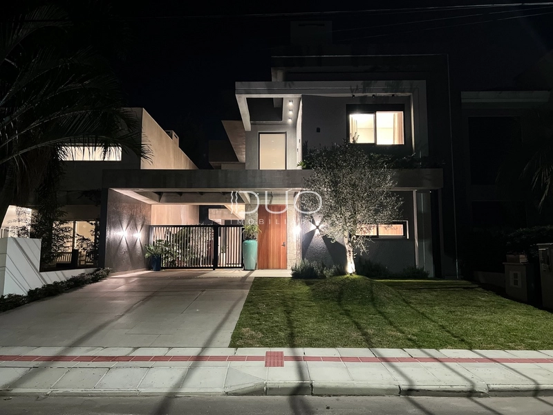 CASA COM 4 SUÍTES FINAMENTE DECORADA!