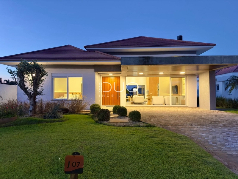 CASA NO CONDOMÍNIO GREEN VILLAGE EM XANGRI-LÁ: 1ª foto da galeria de imagens do imóvel