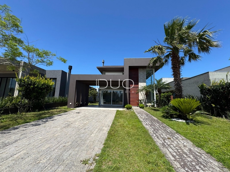 SOBRADO NO CONDOMÍNIO DUBAI RESORT