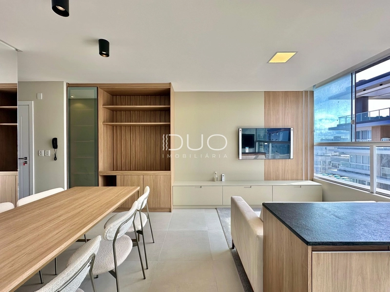 APARTAMENTO COM SACADA DE FRENTE