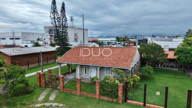 CASA DE ESQUINA COM ÁREA VERDE: 1ª foto da galeria de imagens do imóvel