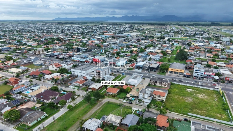 CASA DE ESQUINA COM ÁREA VERDE: 3ª foto da galeria de imagens do imóvel