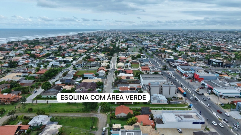 CASA DE ESQUINA COM ÁREA VERDE: 8ª foto da galeria de imagens do imóvel