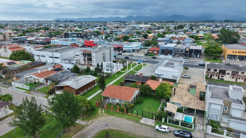 CASA DE ESQUINA COM ÁREA VERDE: 2ª foto da galeria de imagens do imóvel