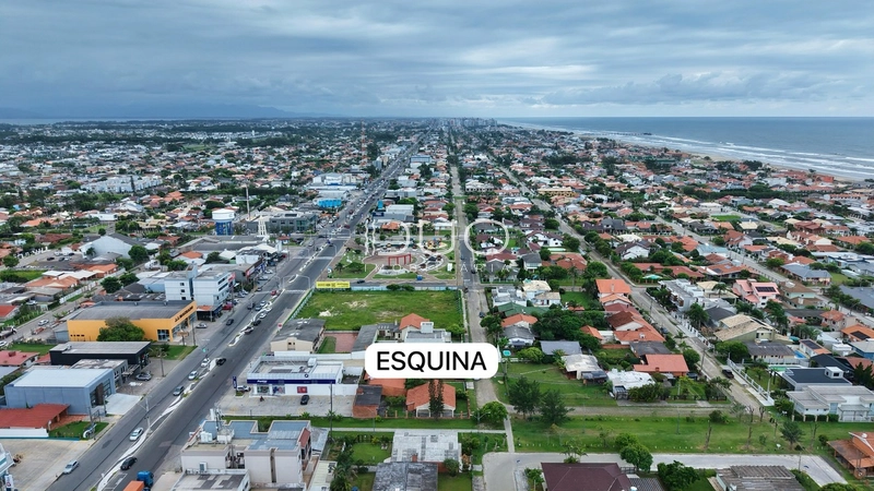 CASA DE ESQUINA COM ÁREA VERDE: 4ª foto da galeria de imagens do imóvel