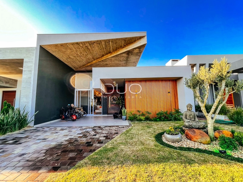 CASA NO CONDOMÍNIO RIVIERA EM XANGRI-LÁ: 1ª foto da galeria de imagens do imóvel