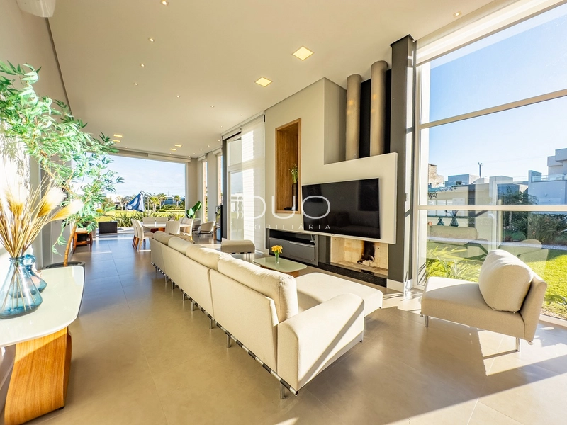 CASA NO CONDOMÍNIO RIVIERA EM XANGRI-LÁ: 3ª foto da galeria de imagens do imóvel