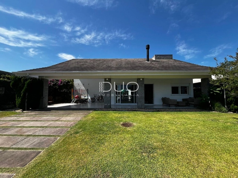 CASA NO CONDOMÍNIO QUINTAS DO LAGO EM XANGRI-LÁ: 2ª foto da galeria de imagens do imóvel