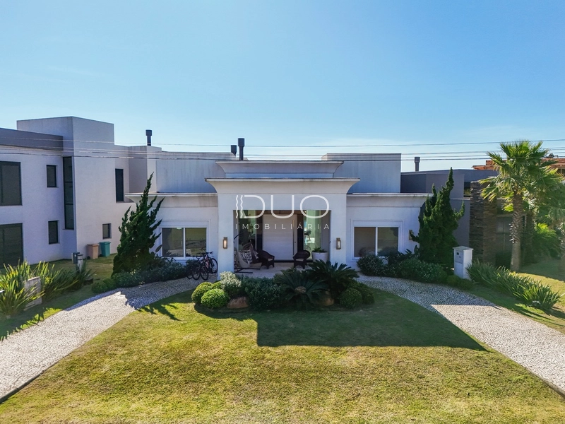 CASA NO CONDOMÍNIO RIVIERA EM XANGRI-LÁ: 2ª foto da galeria de imagens do imóvel