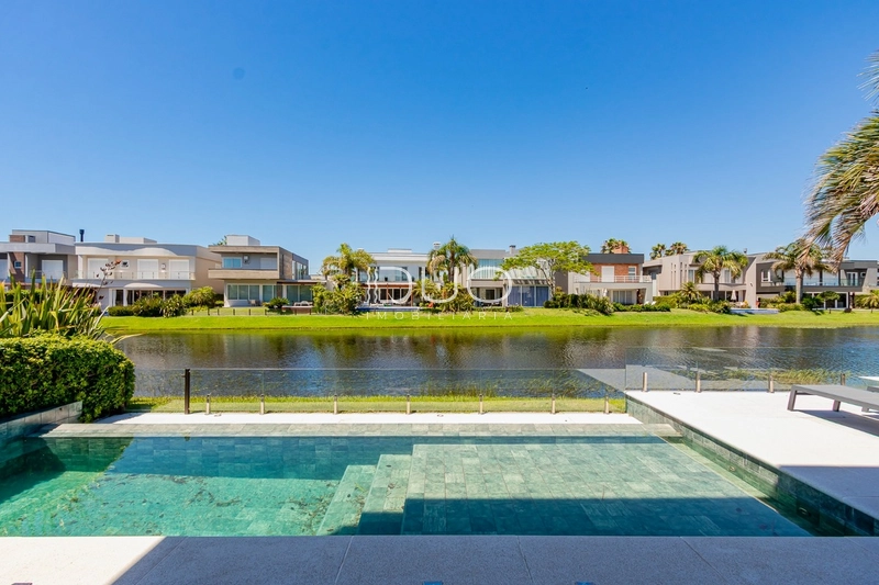 SOBRADO NO CONDOMÍNIO ENSEADA LAGOS EM XANGRI-LÁ: 3ª foto da galeria de imagens do imóvel