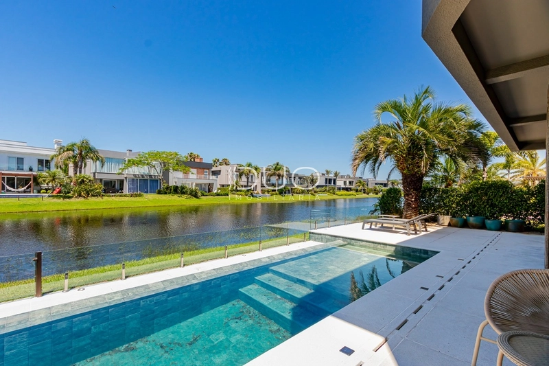 SOBRADO NO CONDOMÍNIO ENSEADA LAGOS EM XANGRI-LÁ: 2ª foto da galeria de imagens do imóvel