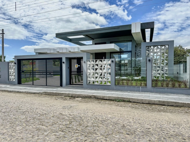 Casa com excelente localização em Atlântida: 2ª foto da galeria de imagens do imóvel
