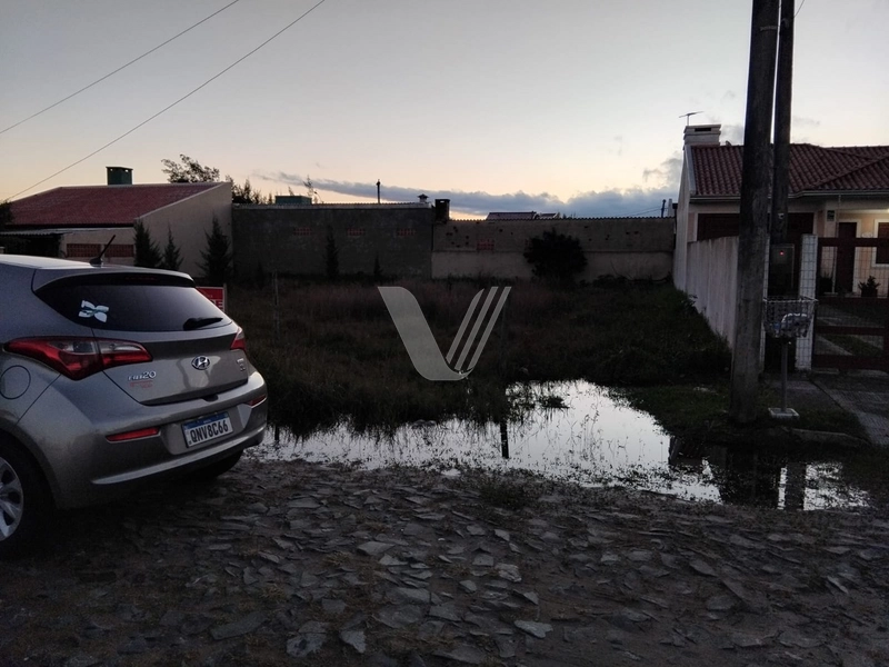 Terreno em Atlântida Sul, frente mar, 4 quadras do mar, com 300m2: 5ª foto da galeria de imagens do imóvel