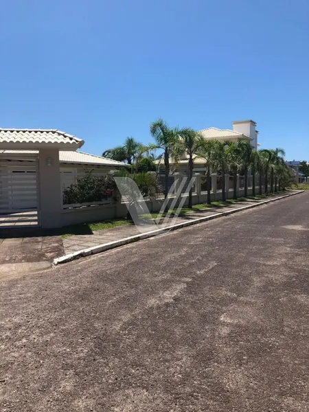 CASA MARAVILHOSA EM CAPÃO NOVO com piscina, 1.500m2, 3 dorm.: 3ª foto da galeria de imagens do imóvel