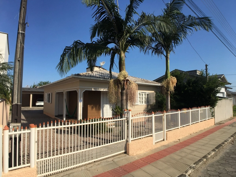 Casa em rua silenciosa e bastante iluminada: 1ª foto da galeria de imagens do imóvel