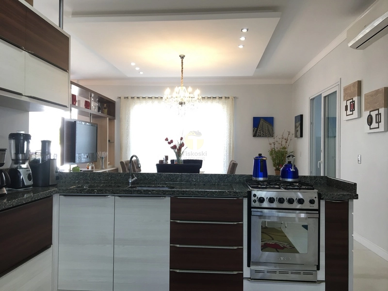 MARAVILHOSA CASA ALTO PADRÃO TODA DECORADA E MOBILIADA EM SOMBRIO: 22ª foto da galeria de imagens do imóvel