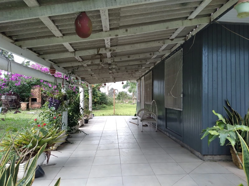 CASA DE MADEIRA EM TERRA DE AREIA: 2ª foto da galeria de imagens do imóvel