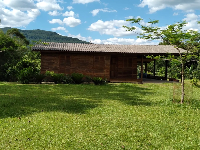 ÁREA COM CASA DE MADEIRA: 1ª foto da galeria de imagens do imóvel
