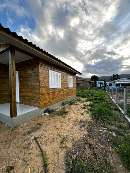 CASA DE MADEIRA EM TERRA DE AREIA: 9ª foto da galeria de imagens do imóvel