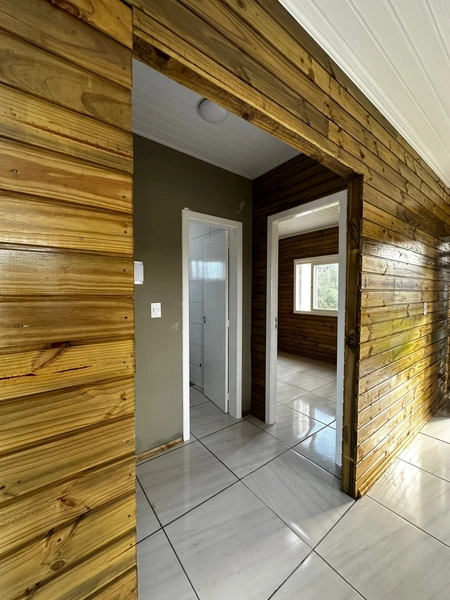CASA DE MADEIRA EM TERRA DE AREIA: 5ª foto da galeria de imagens do imóvel