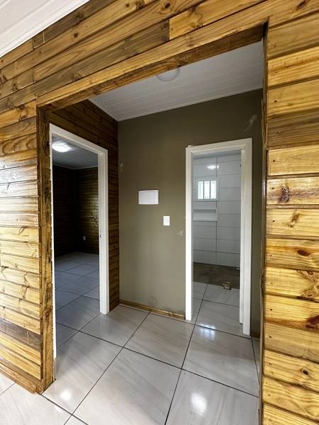 CASA DE MADEIRA EM TERRA DE AREIA: 4ª foto da galeria de imagens do imóvel