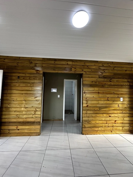 CASA DE MADEIRA EM TERRA DE AREIA: 3ª foto da galeria de imagens do imóvel