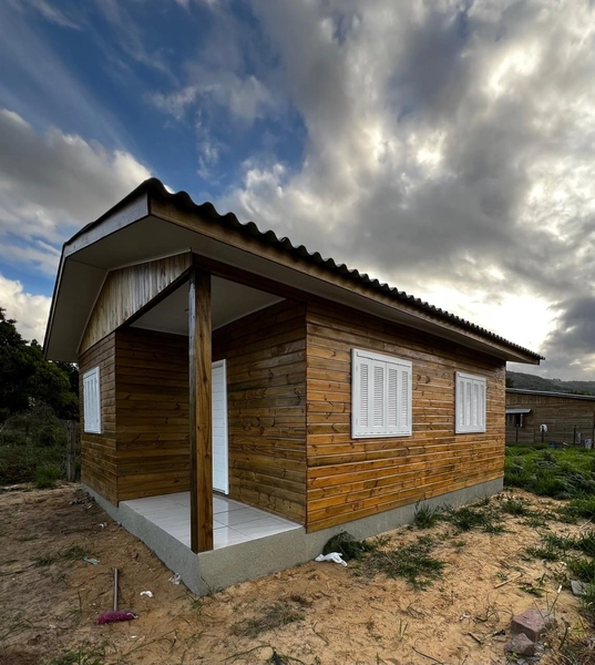 CASA DE MADEIRA EM TERRA DE AREIA: 1ª foto da galeria de imagens do imóvel