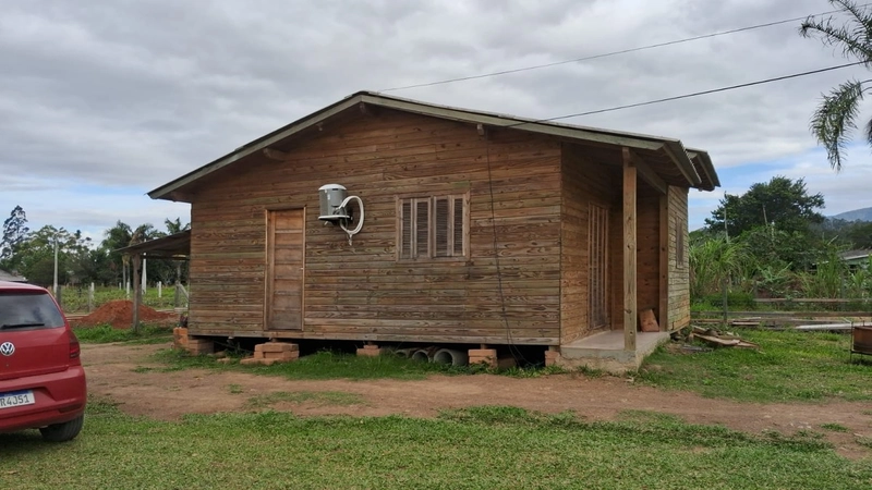 CASA DE MADEIRA EM TERRA DE AREIA: 2ª foto da galeria de imagens do imóvel