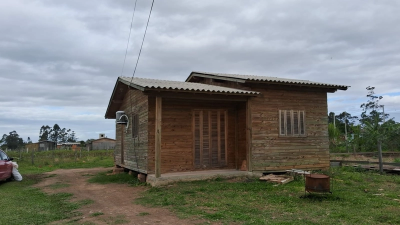 CASA DE MADEIRA EM TERRA DE AREIA: 1ª foto da galeria de imagens do imóvel