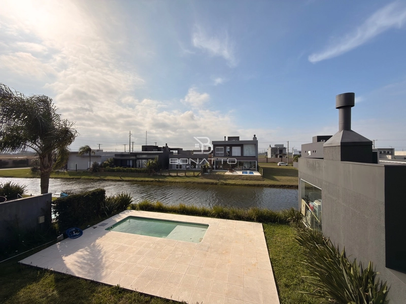 Espetacular casa mobiliada, beira lago com piscina.: 34ª foto da galeria de imagens do imóvel