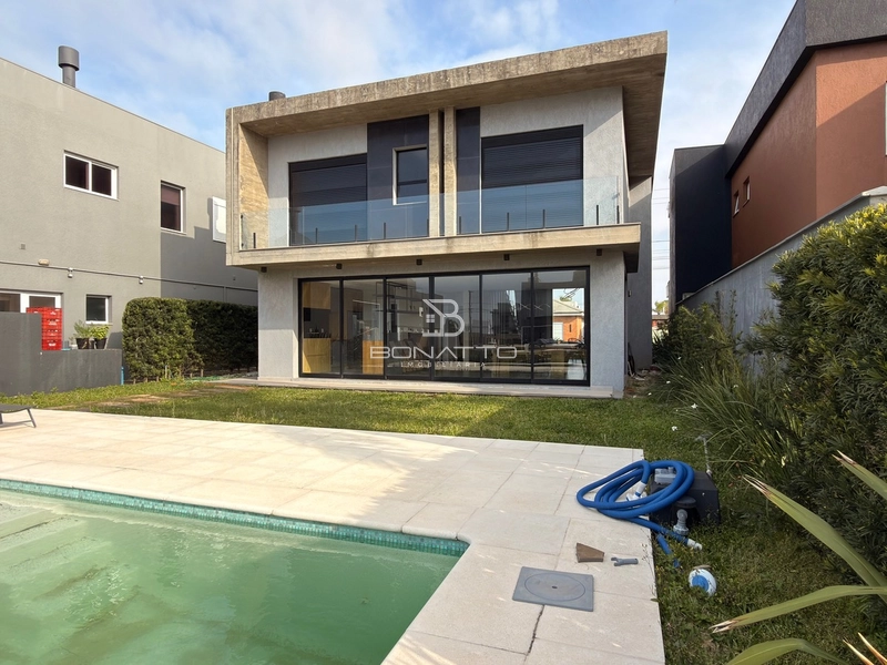Espetacular casa mobiliada, beira lago com piscina.: 4ª foto da galeria de imagens do imóvel